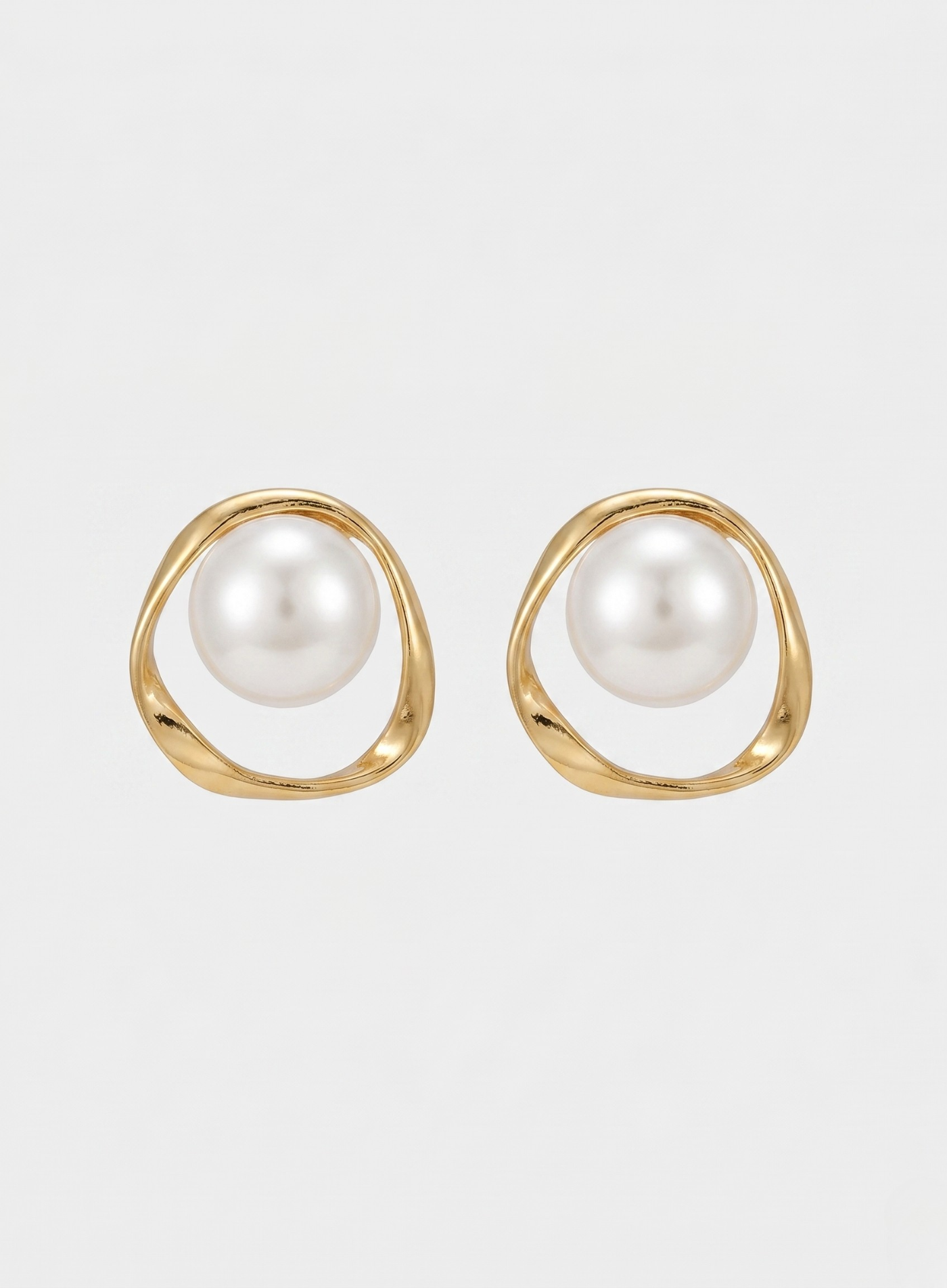 Pendientes de oro con forma de ola y perlas