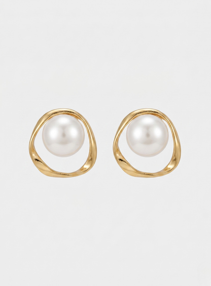 Pendientes de oro con forma de ola y perlas