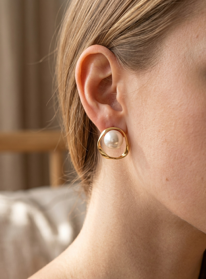 Pendientes de oro con forma de ola y perlas
